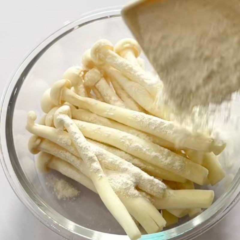 Bước 2 Tẩm ướp nấm với bột chiên giòn Nấm hải sản chiên giòn