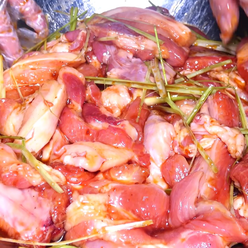 Bước 5 Tẩm ướp thịt heo nướng thấm vị Cách ướp thịt heo nướng ngon