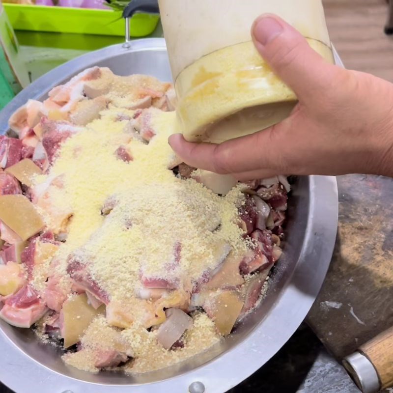 Bước 3 Tẩm ướp thịt ngựa Lẩu ngựa