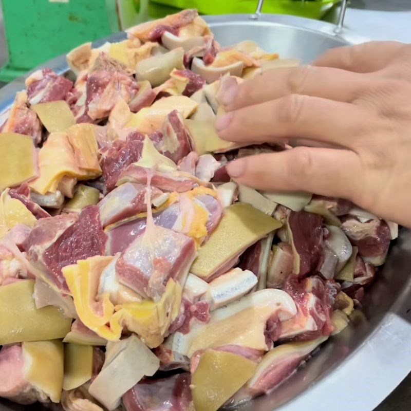 Bước 3 Tẩm ướp thịt ngựa Lẩu ngựa