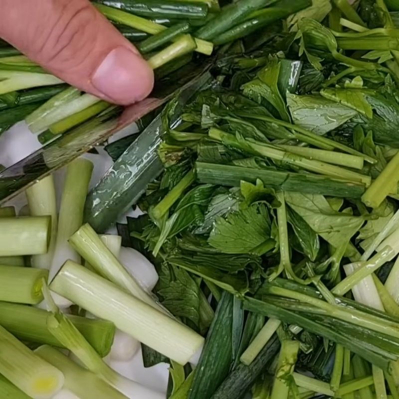 Bước 3 Thái nguyên liệu Mực xào hành tây cần tây cà chua