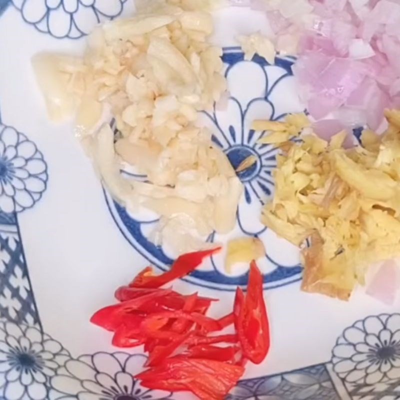 Bước 3 Thái nguyên liệu Mực xào hành tây cần tây cà chua