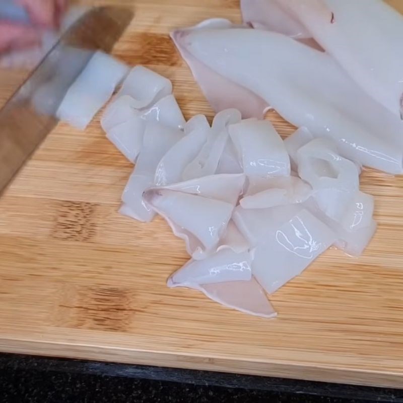 Bước 3 Thái nguyên liệu Mực xào hành tây cần tây cà chua