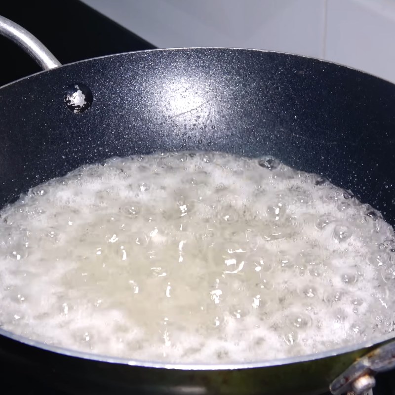 Bước 2 Thắng nước đường tạo màu đẹp Cách ướp thịt heo nướng ngon