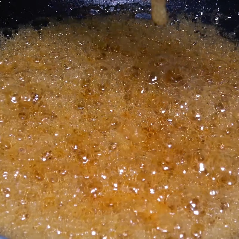 Bước 2 Thắng nước đường tạo màu đẹp Cách ướp thịt heo nướng ngon