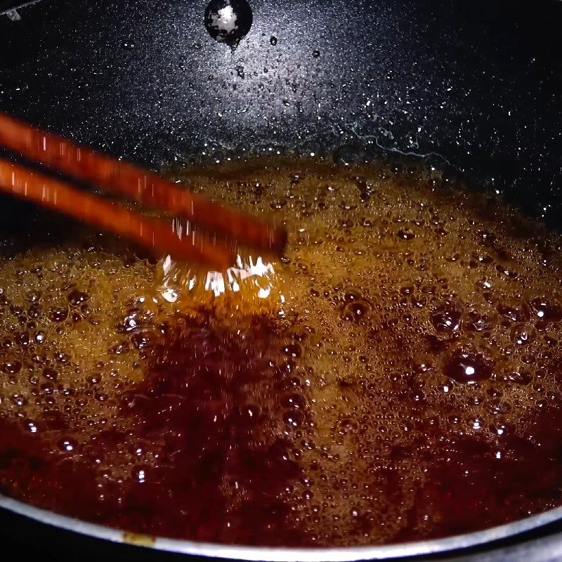 Bước 2 Thắng nước đường tạo màu đẹp Cách ướp thịt heo nướng ngon