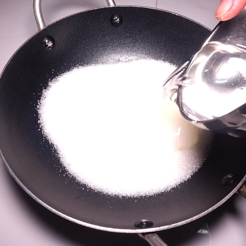 Bước 2 Thắng nước đường tạo màu đẹp Cách ướp thịt heo nướng ngon