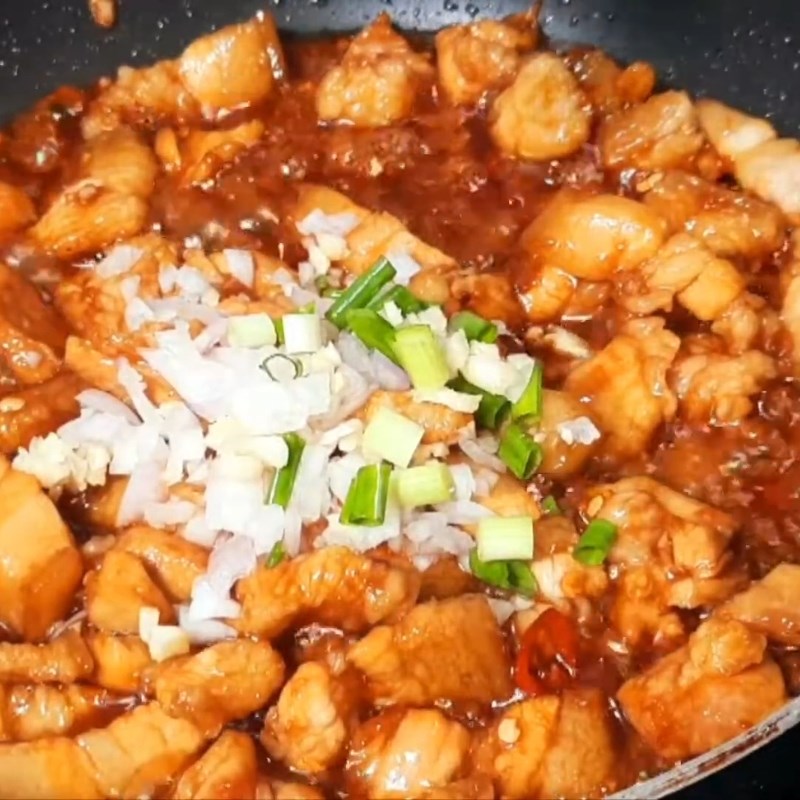 Bước 3 Thắng nước màu và rang thịt ba rọi Tôm rim thịt ba rọi