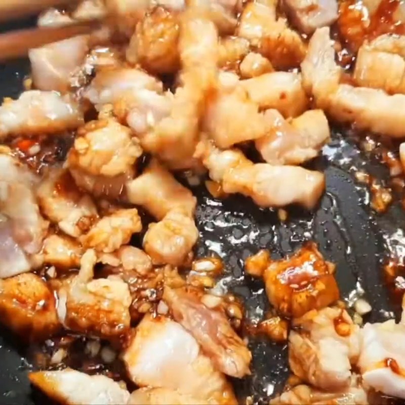 Bước 3 Thắng nước màu và rang thịt ba rọi Tôm rim thịt ba rọi