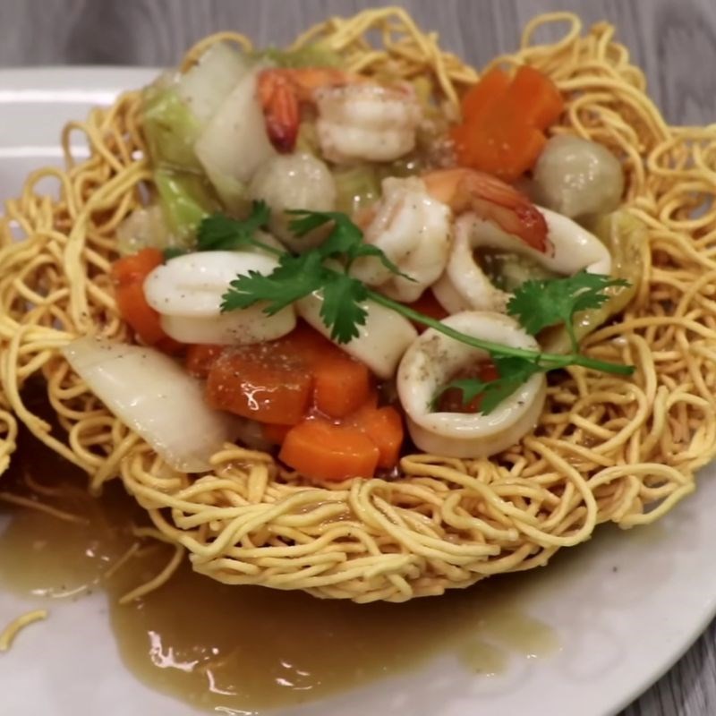 Bước 6 Thành phẩm Cách làm mì xào giòn người Hoa