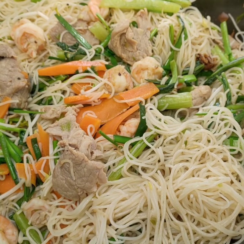 Bước 4 Thành phẩm Bún gạo xào tôm thịt