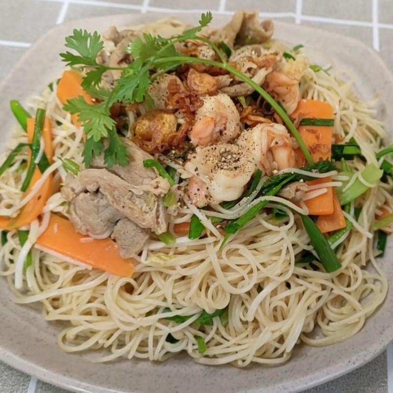 Bước 4 Thành phẩm Bún gạo xào tôm thịt