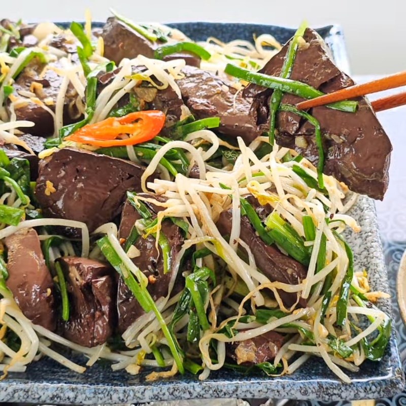 Bước 3 Thành phẩm Huyết xào giá hẹ