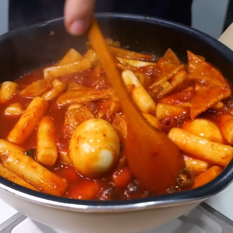 Bước 5 Thêm các nguyên liệu khác Sốt tokbokki chuẩn Hàn Quốc