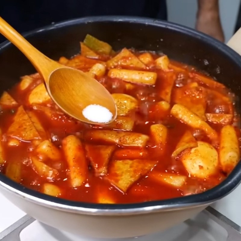 Bước 5 Thêm các nguyên liệu khác Sốt tokbokki chuẩn Hàn Quốc