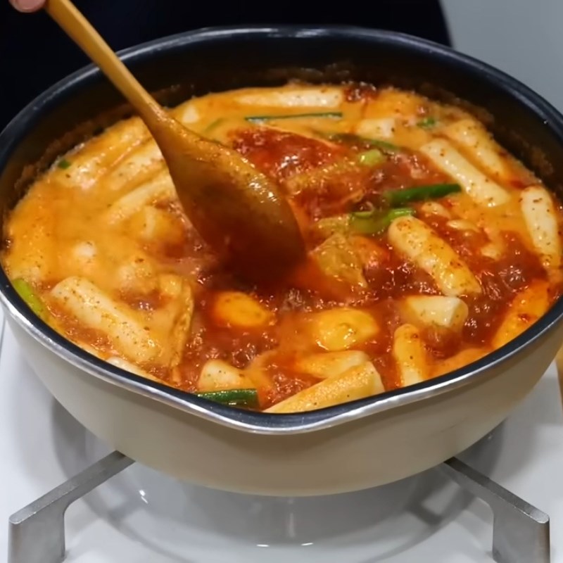 Bước 5 Thêm các nguyên liệu khác Sốt tokbokki chuẩn Hàn Quốc