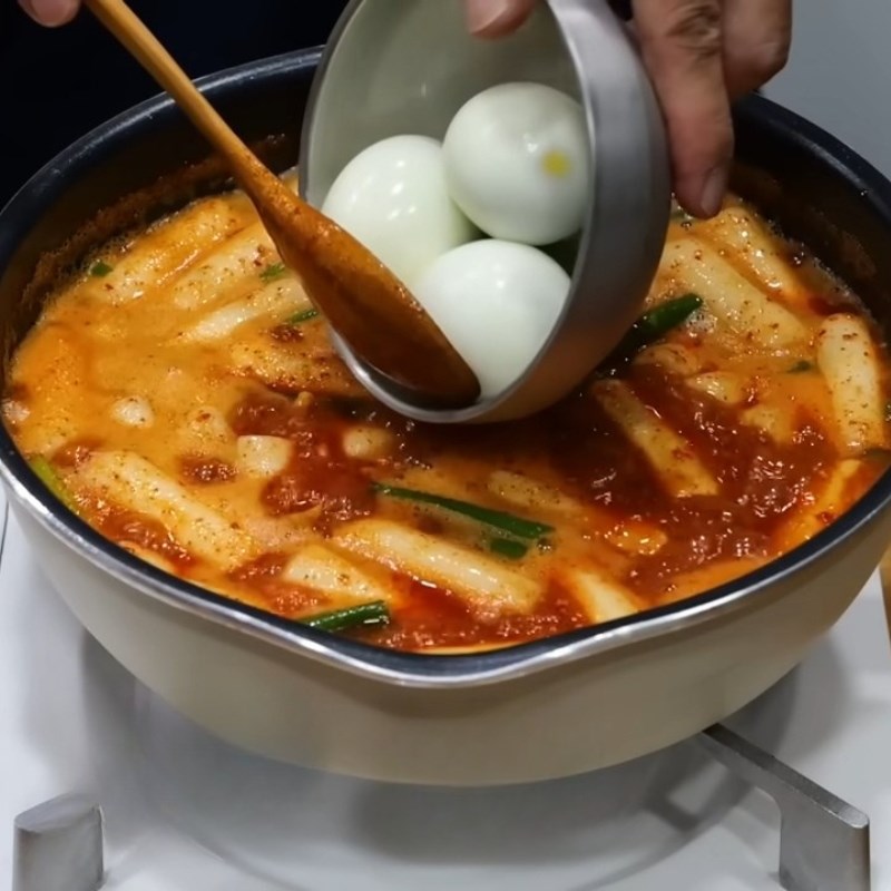 Bước 5 Thêm các nguyên liệu khác Sốt tokbokki chuẩn Hàn Quốc