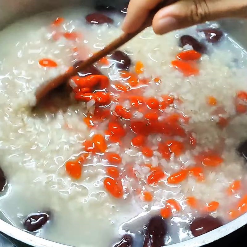 Bước 5 Thêm kỷ tử và nêm nếm gia vị Cháo táo đỏ