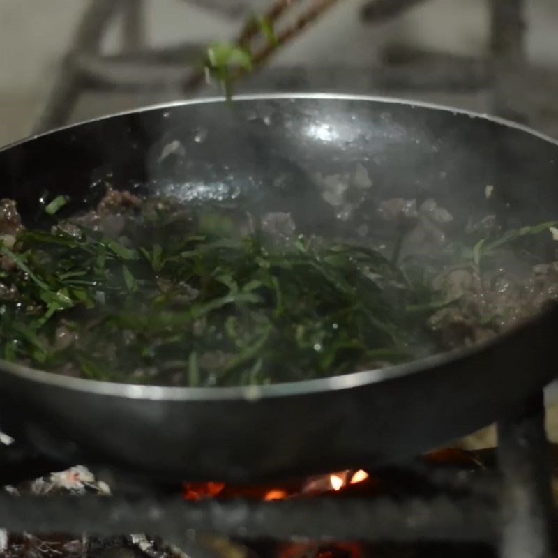 Bước 4 Thêm lá trơng và hoàn thành Thịt trâu lá trơng