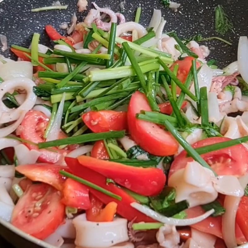 Bước 5 Thêm rau củ và hoàn thành món mực xào cần tỏi Mực xào hành tây cần tây cà chua
