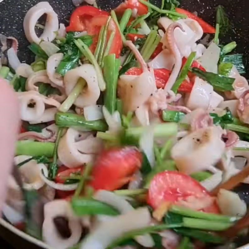 Bước 5 Thêm rau củ và hoàn thành món mực xào cần tỏi Mực xào hành tây cần tây cà chua