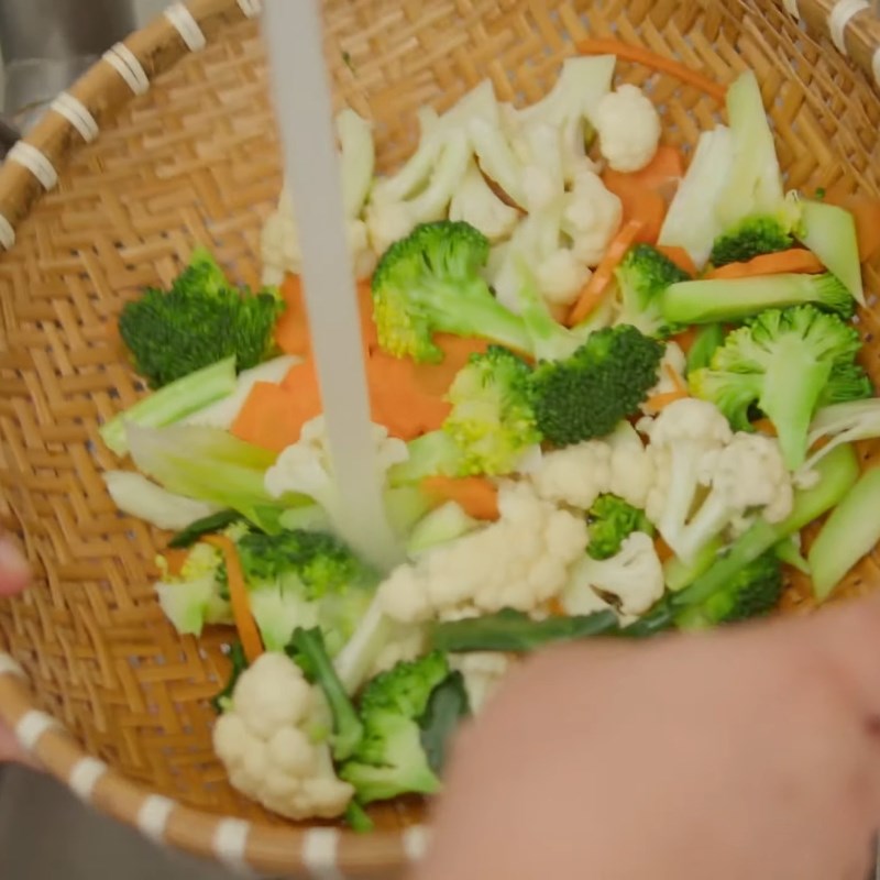 Bước 2 Trần súp lơ xanh giòn Súp lơ xào thịt