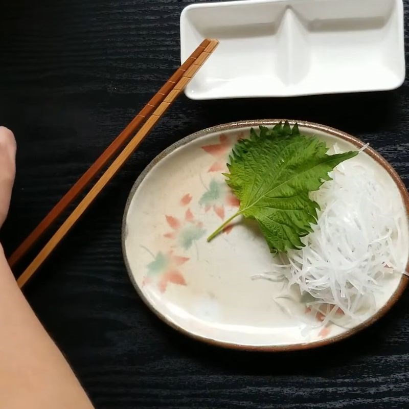 Bước 3 Trang trí đĩa sashimi cá ngừ hấp dẫn Sashimi cá ngừ