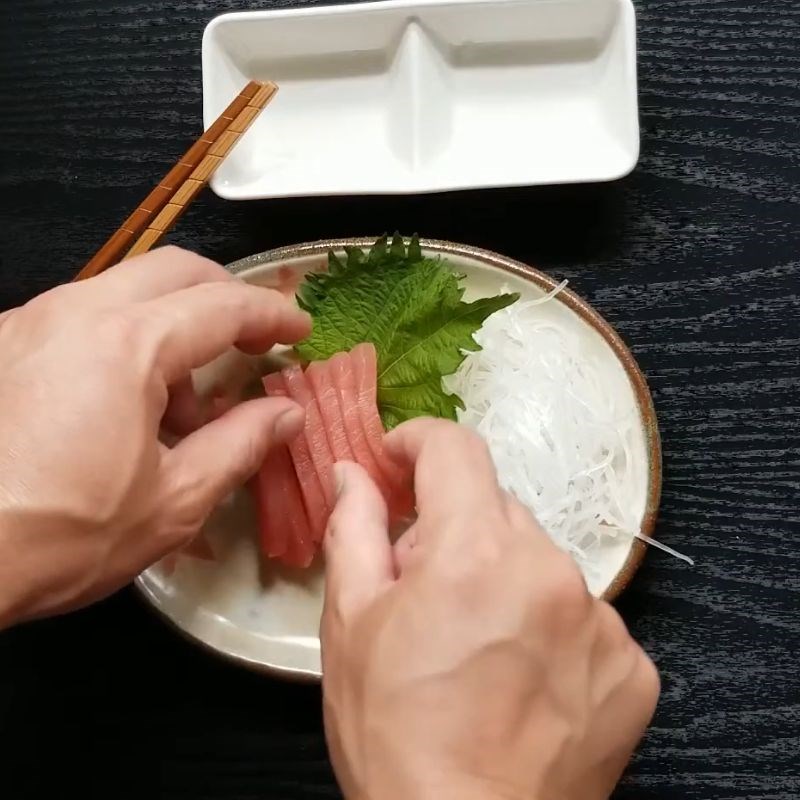 Bước 3 Trang trí đĩa sashimi cá ngừ hấp dẫn Sashimi cá ngừ