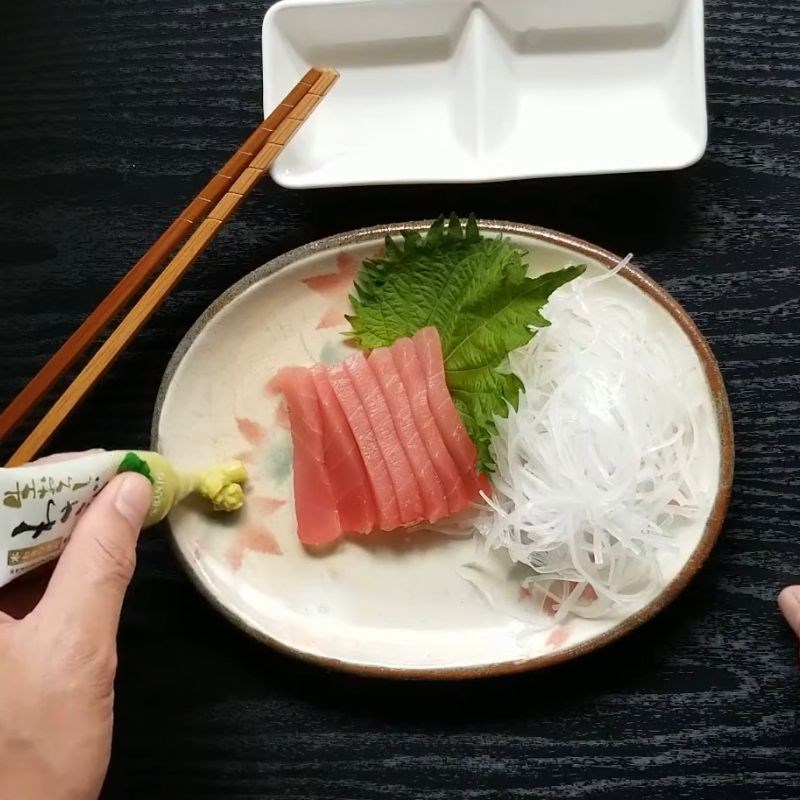 Bước 3 Trang trí đĩa sashimi cá ngừ hấp dẫn Sashimi cá ngừ