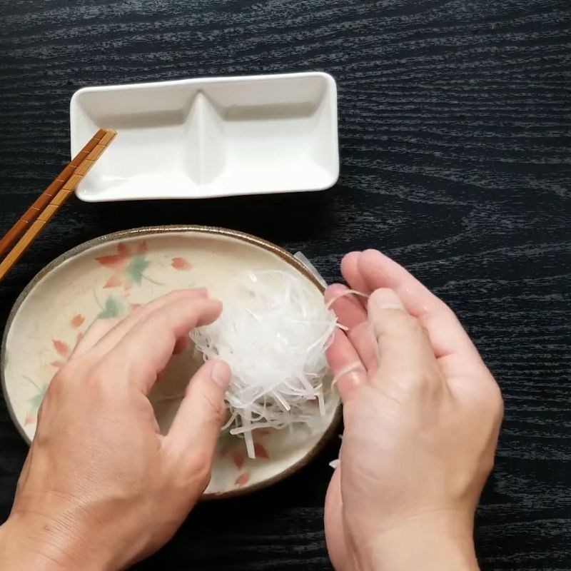 Bước 3 Trang trí đĩa sashimi cá ngừ hấp dẫn Sashimi cá ngừ