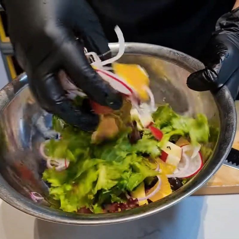 Bước 2 Trộn đều các nguyên liệu salad Salad hoa quả trộn mayonnaise