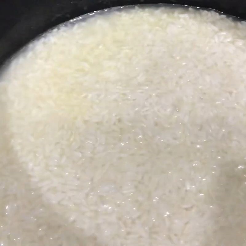 Bước 3 Trộn đều và căn chỉnh lượng nước hoàn hảo Nấu cơm nếp bằng nồi cơm điện