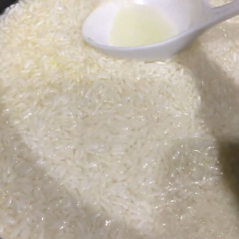 Bước 3 Trộn đều và căn chỉnh lượng nước hoàn hảo Nấu cơm nếp bằng nồi cơm điện