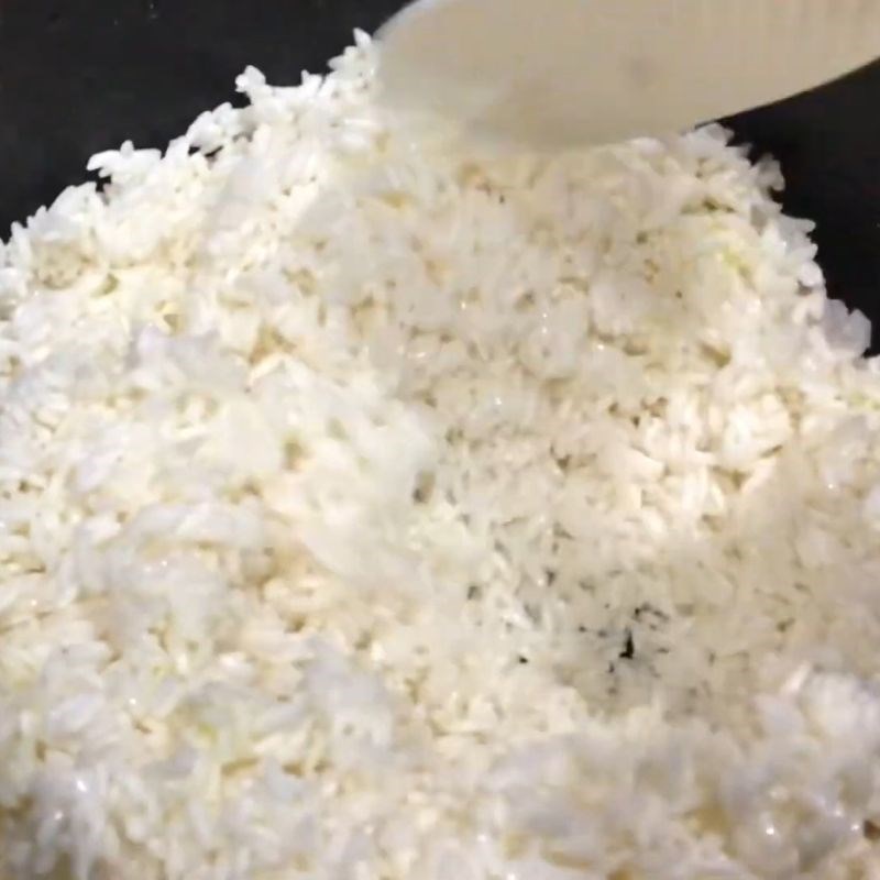 Bước 3 Trộn đều và căn chỉnh lượng nước hoàn hảo Nấu cơm nếp bằng nồi cơm điện