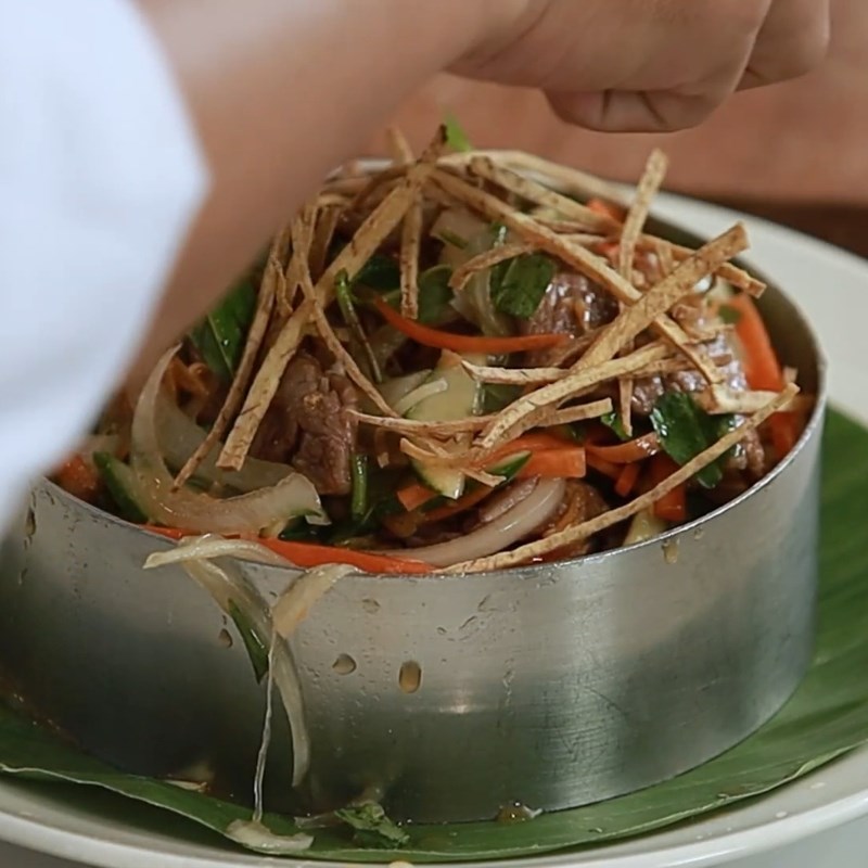 Bước 5 Trộn gỏi bò khoai môn và trình bày đẹp mắt Gỏi bò khoai môn