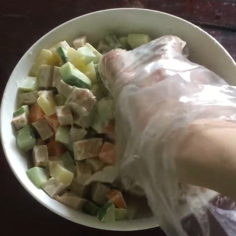 Bước 3 Trộn salad rau củ với sốt mayonnaise Salad rau củ trộn sốt mayonnaise