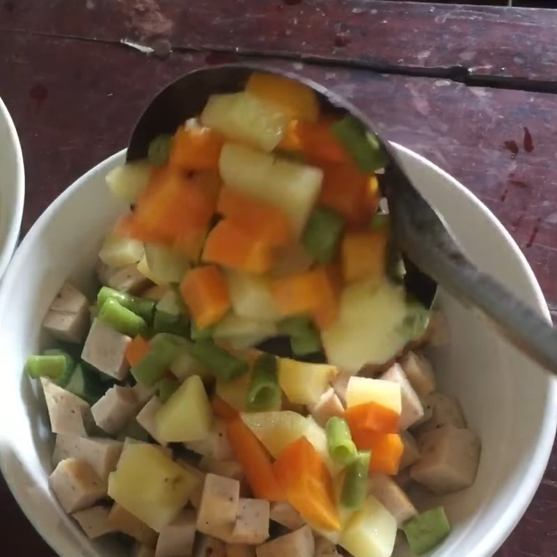 Bước 3 Trộn salad rau củ với sốt mayonnaise Salad rau củ trộn sốt mayonnaise