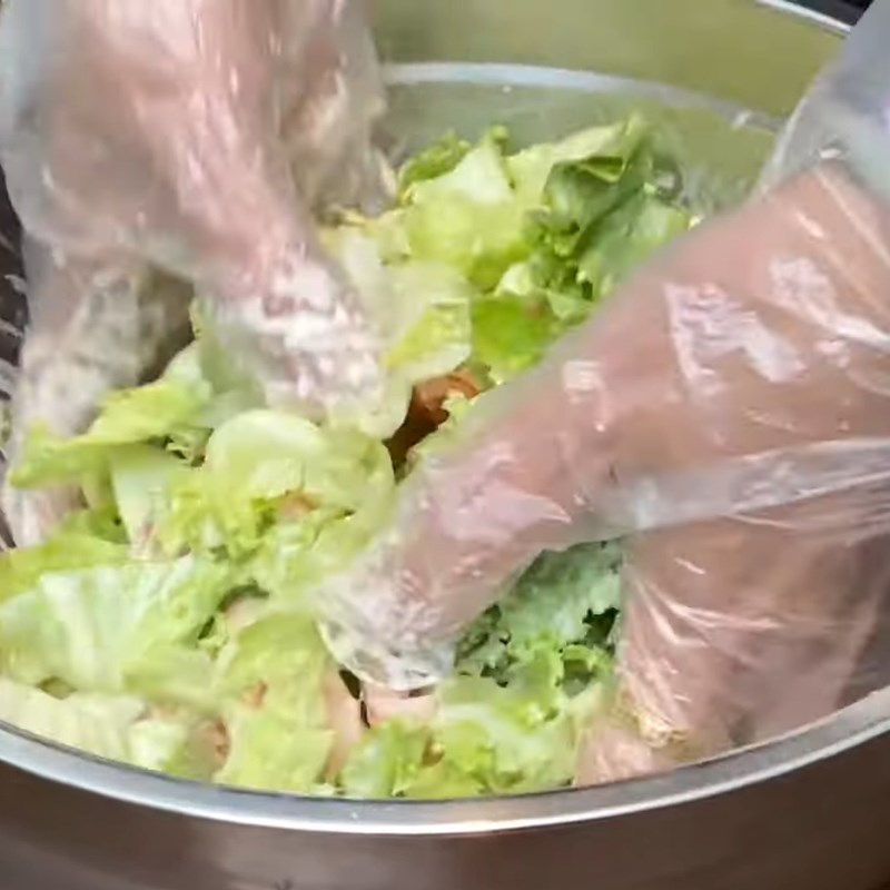 Bước 3 Trộn salad và trình bày Salad rau xà lách trộn mayonnaise