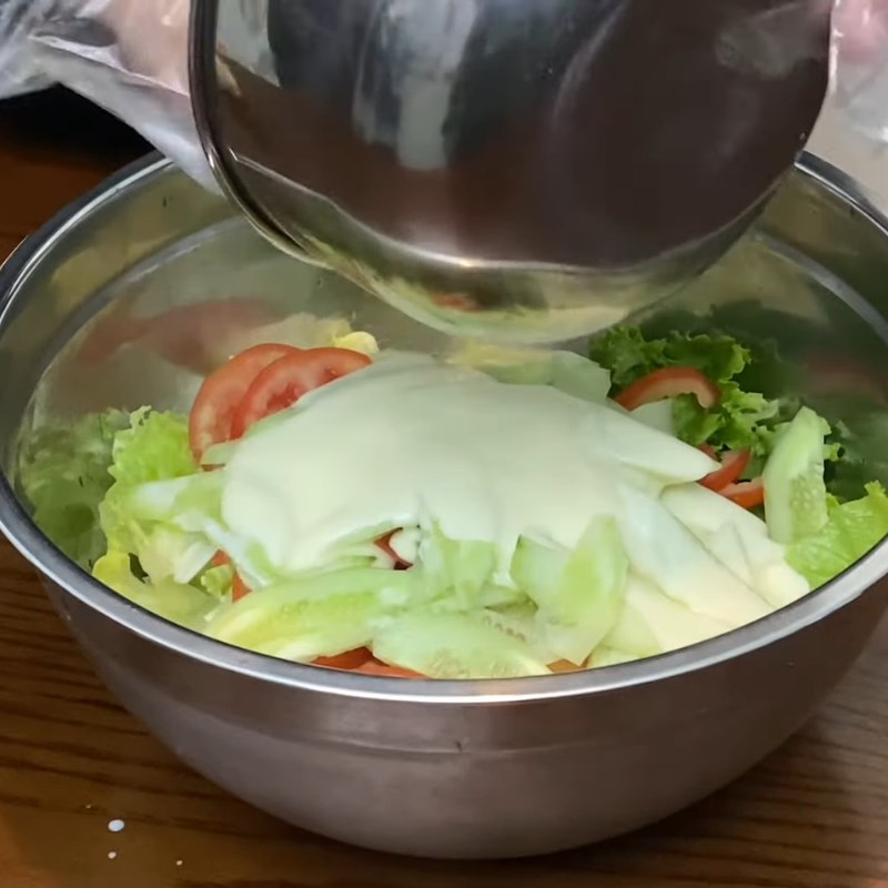 Bước 3 Trộn salad và trình bày Salad rau xà lách trộn mayonnaise