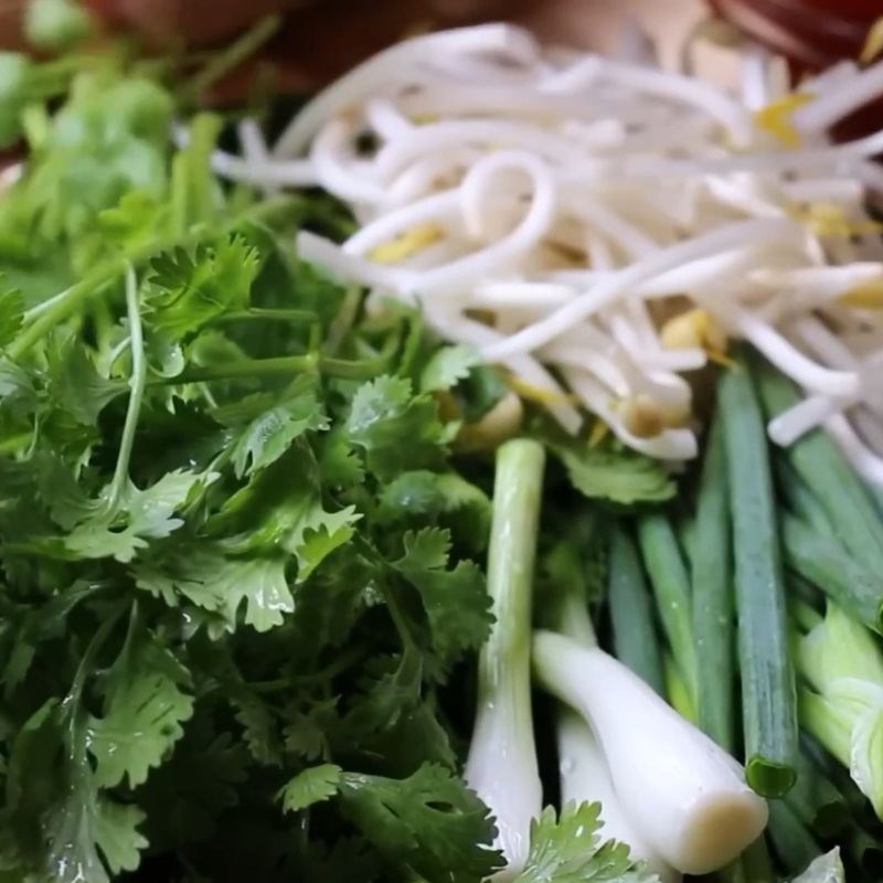 Bước 5 Trụng bánh phở và giá đỗ Phở gà trộn xì dầu