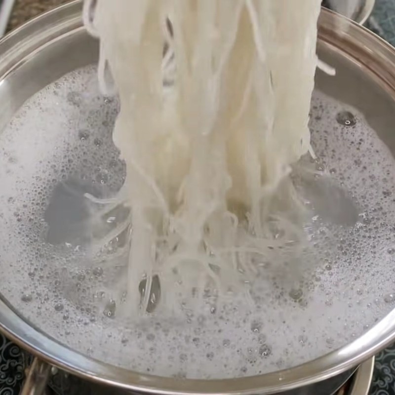 Bước 3 Trụng bún gạo và hoàn thành món bún xào tôm thịt Bún gạo xào tôm thịt