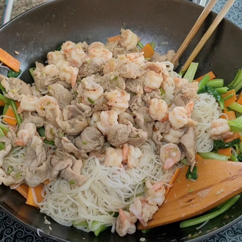 Bước 3 Trụng bún gạo và hoàn thành món bún xào tôm thịt Bún gạo xào tôm thịt