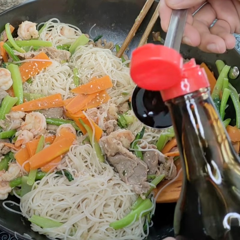 Bước 3 Trụng bún gạo và hoàn thành món bún xào tôm thịt Bún gạo xào tôm thịt