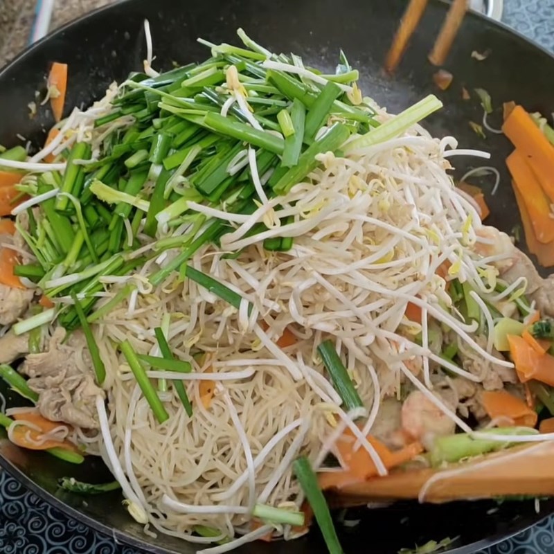 Bước 3 Trụng bún gạo và hoàn thành món bún xào tôm thịt Bún gạo xào tôm thịt