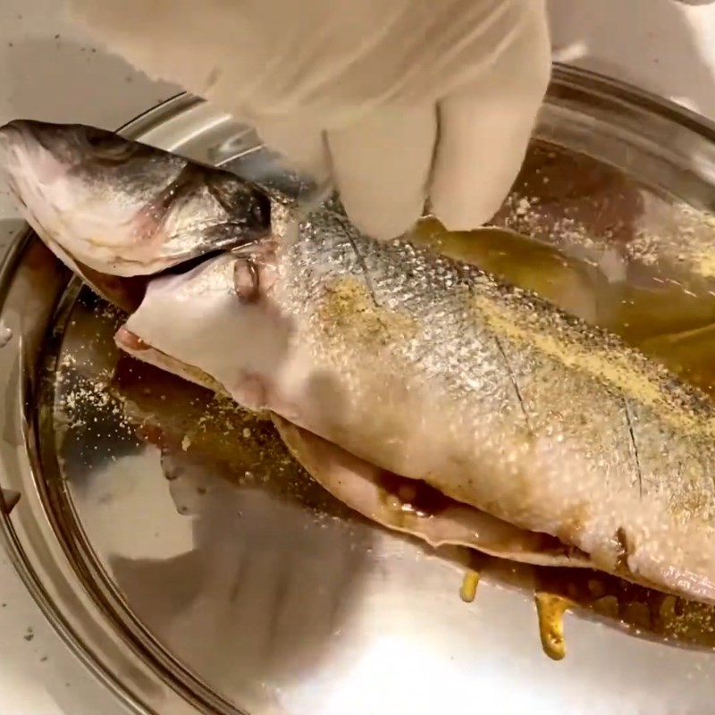 Bước 2 Ướp cá hấp tàu xì đậm đà Cá hấp tàu xì