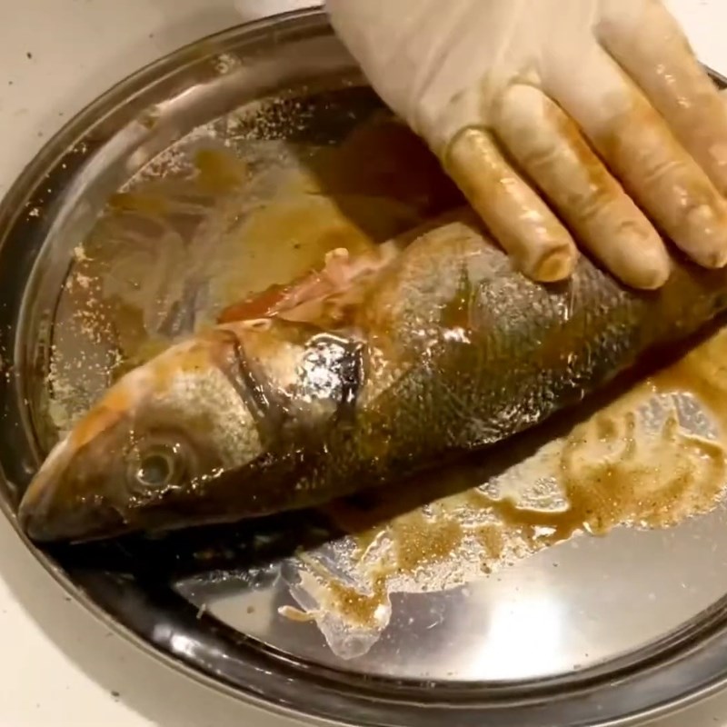 Bước 2 Ướp cá hấp tàu xì đậm đà Cá hấp tàu xì