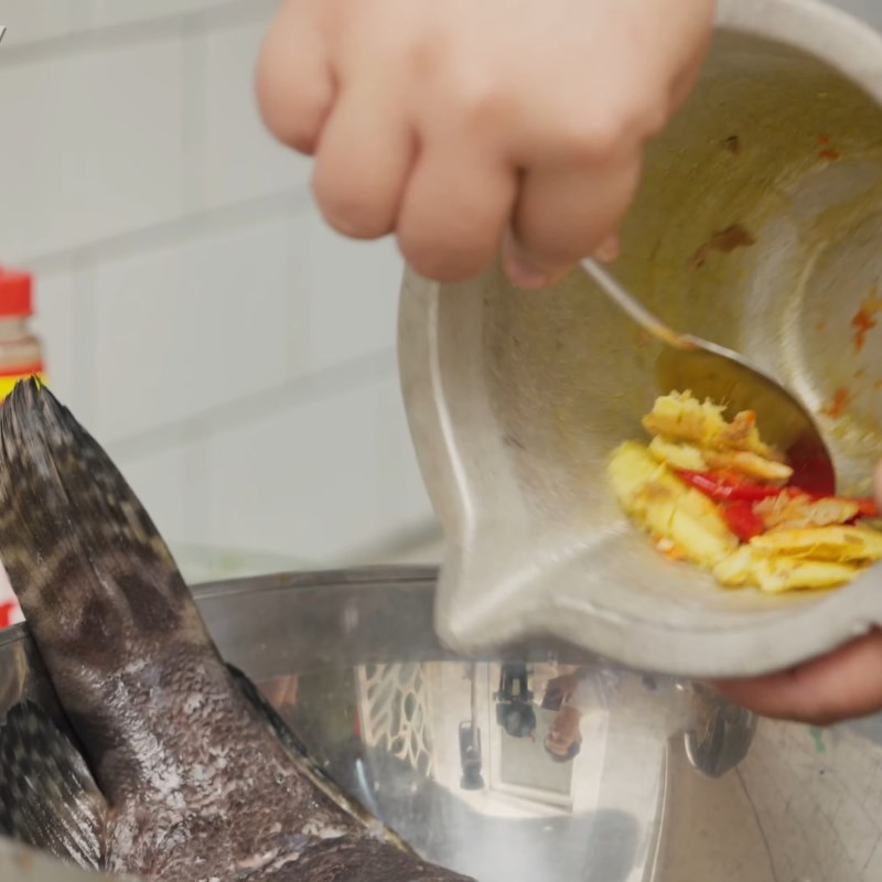 Bước 2 Ướp cá song Cá song hấp xì dầu