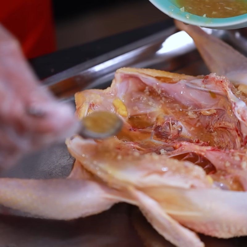 Bước 3 Ướp gà nướng muối ớt Gà nướng muối ớt bằng than