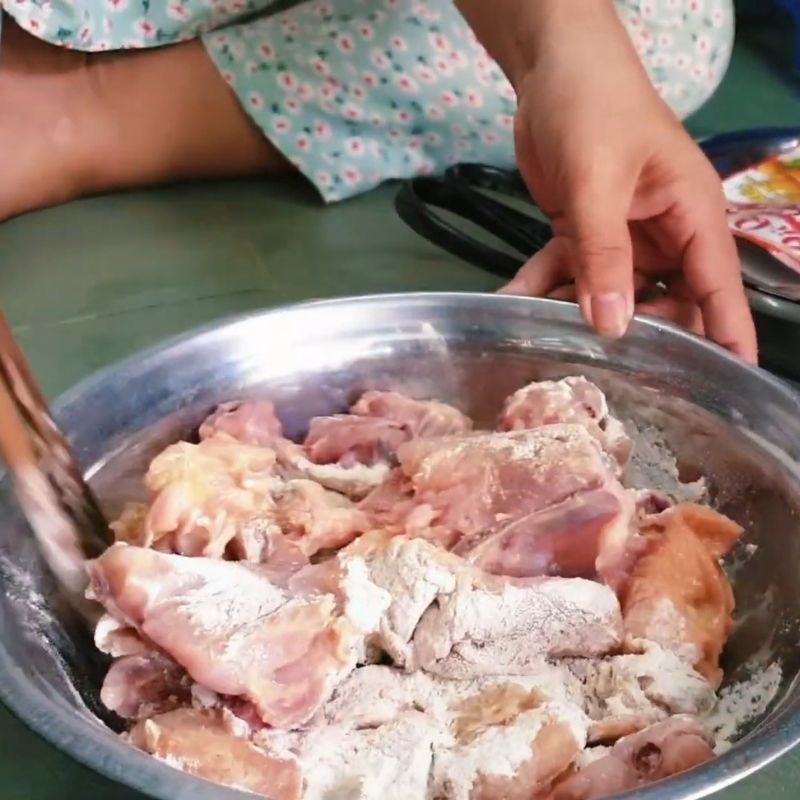 Bước 2 Ướp gà với bột chiên gà giòn Aji-Quick Cách làm gà tẩm bột chiên giòn aji quick