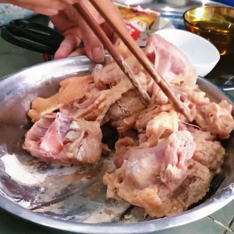 Bước 2 Ướp gà với bột chiên gà giòn Aji-Quick Cách làm gà tẩm bột chiên giòn aji quick